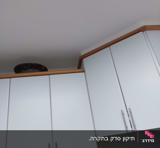 ארונות מטבח לבנים עם ידיות מתכת